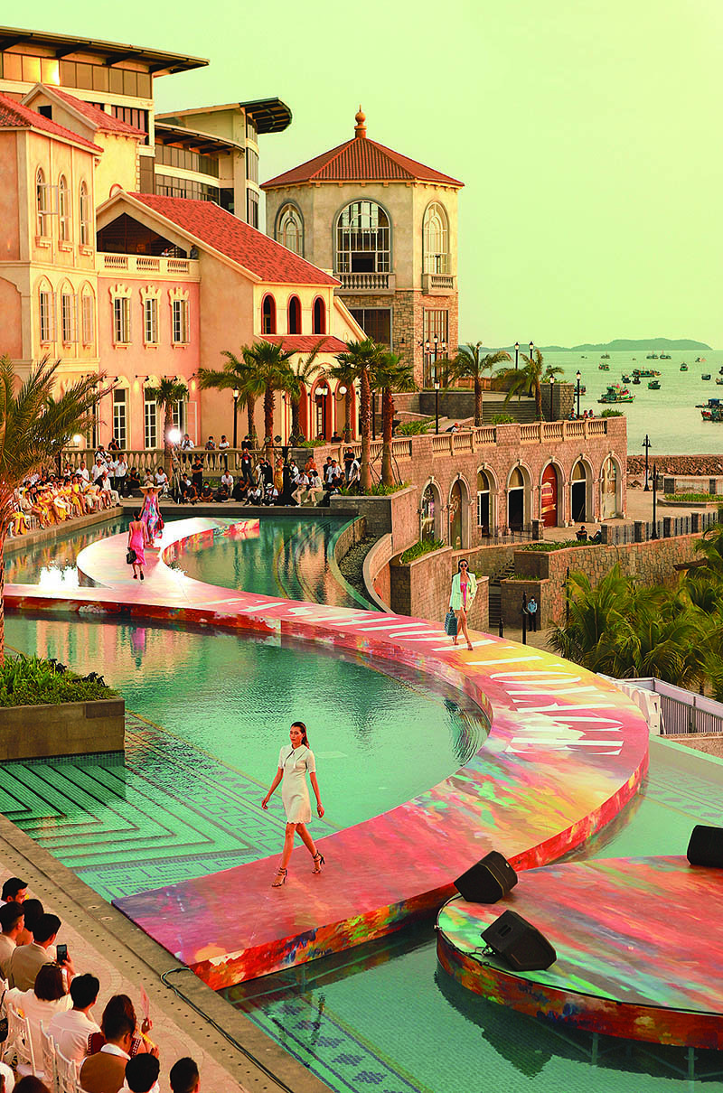 이탈리아풍 건축물과 거리 산책